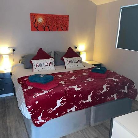 Deerfin Rentals Private Chalet With Hot Tub Ballymena Exteriör bild