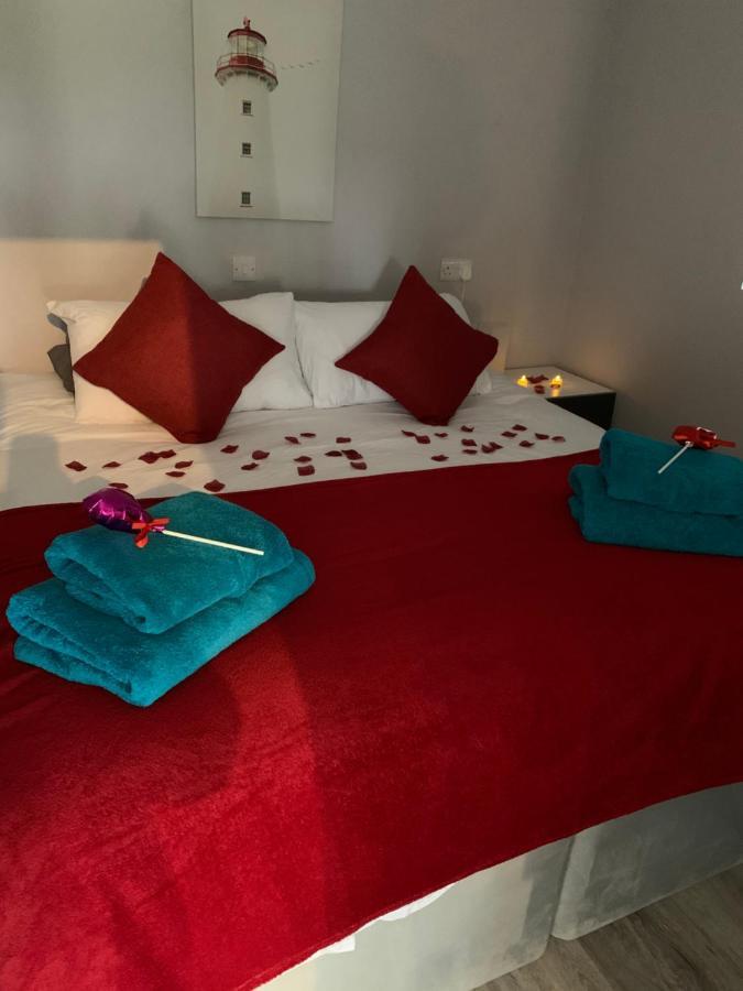 Deerfin Rentals Private Chalet With Hot Tub Ballymena Exteriör bild