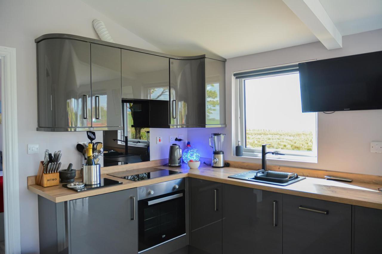 Deerfin Rentals Private Chalet With Hot Tub Ballymena Exteriör bild
