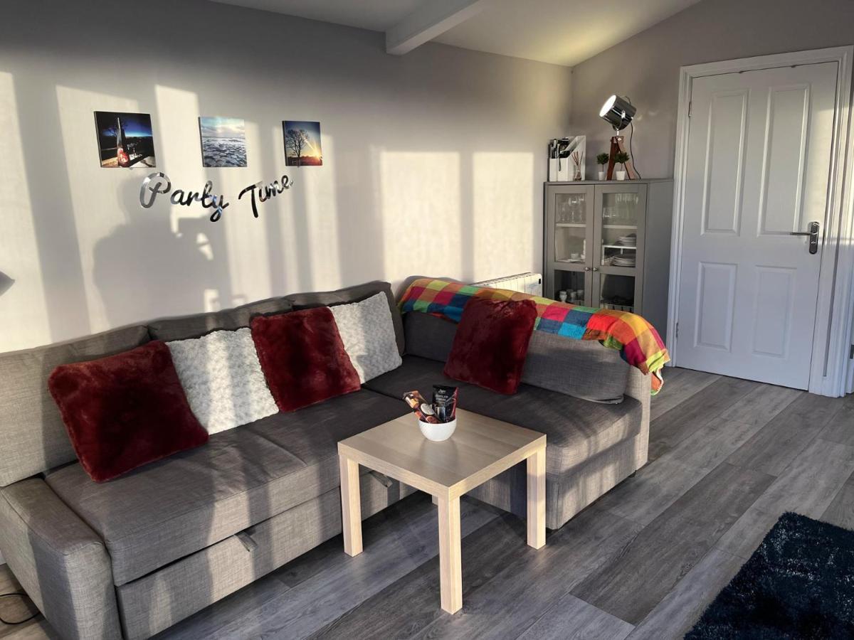 Deerfin Rentals Private Chalet With Hot Tub Ballymena Exteriör bild